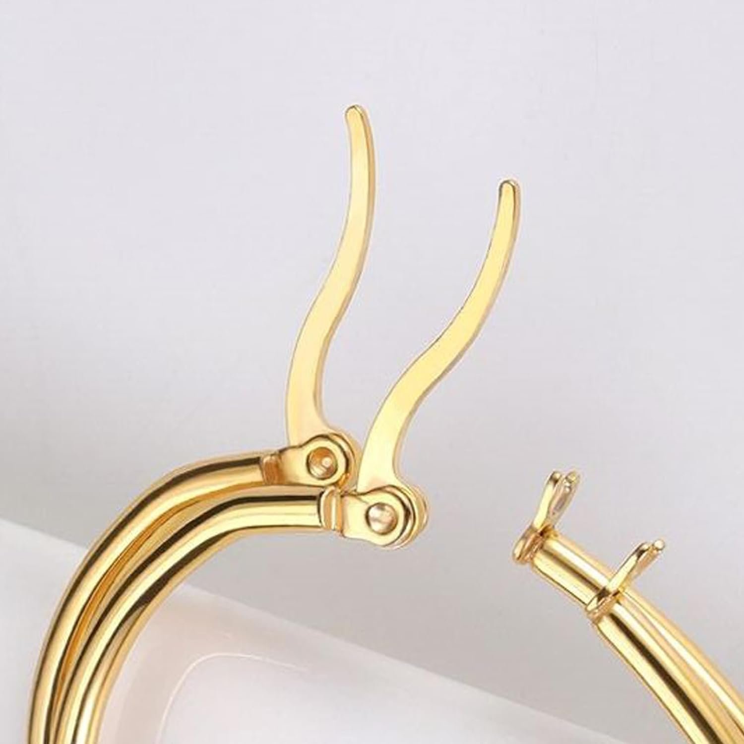 Comparing Gold Plated Hoop Earrings for Men and Women